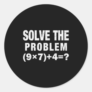 Löse das Problem (9×7)+4=_ Lustiger Mathematiklehr Runder Aufkleber