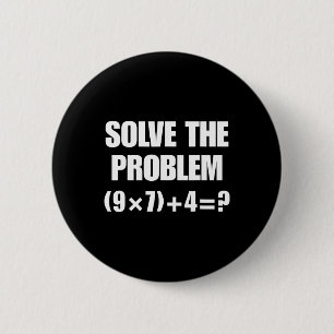 Löse das Problem – Lustige Mathe-Gleichung (9×7)+4 Button