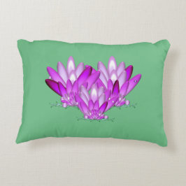 Lotus blossom pink auf grünem Meeresgrund Zierkissen