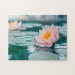 Lotus Blume Pond Puzzle<br><div class="desc">Charmantes Puzzle aus schönen rosa Lotus-Blume in einem ruhigen Teich. Wählen Sie aus den verschiedenen verfügbaren Größen.</div>
