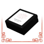 Lotus Blume Schmuck Logo Brandmarke Schmuck Erinnerungskiste<br><div class="desc">Minimalistisches Line Art Logo und Slogan Markenschmuckbox für Schmuck mit einem imperialen roten Lotus Blume Logo. Sie können es ummarkieren,  indem Sie Ihr eigenes Logo,  Ihren Firmennamen und Ihren Slogan hinzufügen.</div>