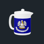 Louisiana Staatliche Flagge Teapot<br><div class="desc">Mit unserer exklusiven Teekanne unter der Flagge von Louisiana können Sie Ihre Teestunde mit einer Touch Louisiana-Stolz ausklingen lassen! Dieser Teekessel ist mehr als nur ein funktionales Küchenzubehör, er ist ein Fest für Louisianas reichen Kulturerbe und kulturellen Stolz. Das Hotel ist mit der berühmten Louisiana-Staatsflagge geschmückt und bietet eine stilvolle...</div>