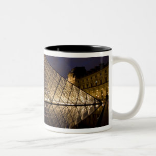 Louvre-Pyramide des Architekten I.M. Pei bei der Zweifarbige Tasse