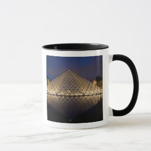 Louvre-Pyramide durch den Architekten I.M. Pei an Tasse
