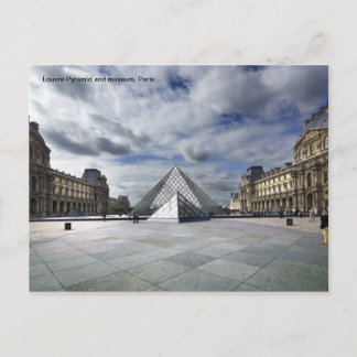 Louvre Pyramide und Museum in Paris. Postkarte