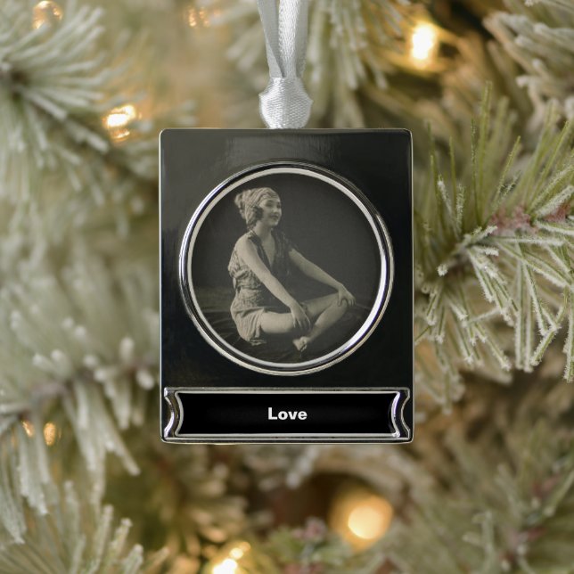 Love a Poor Maid Girl Sitting Cross Legs Banner-Ornament Silber (Baum)