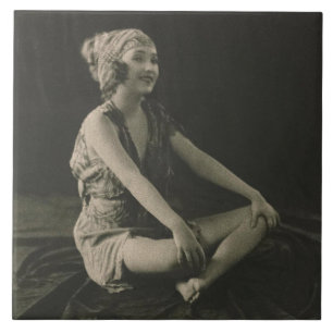 Love a Poor Maid Girl Sitting Cross Legs Fliese