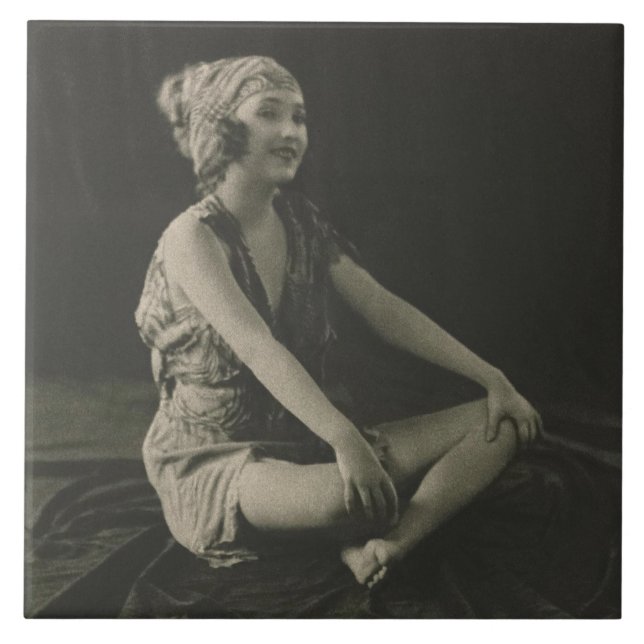 Love a Poor Maid Girl Sitting Cross Legs Fliese (Vorderseite)