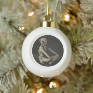 Love a Poor Maid Girl Sitting Cross Legs Keramik Kugel-Ornament
