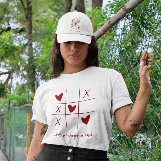 Love Always wins Quote l Red Heart Playful  T-Shirt (Von Creator hochgeladen)