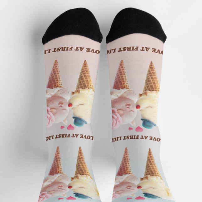 Love at First Lick: Bichon & Cat Ice Cream Art Socken (Oben)