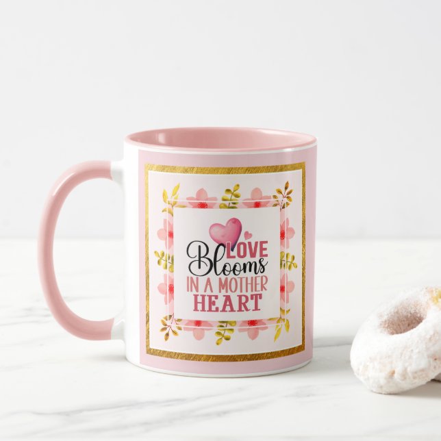 Love Blooms in a Mother's Pink Heart Floral  Tasse (Mit Donut)
