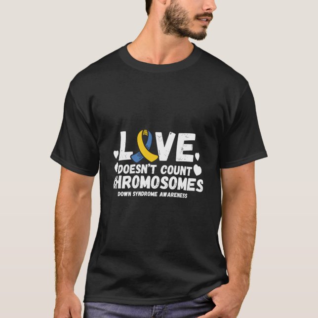 Love Doesn'T Count Chromosomes Down Syndrome Aware T-Shirt (Vorderseite)