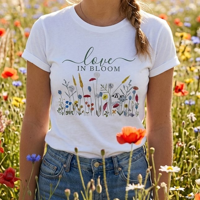 Love in Bloom Wildflower Meadow Bridal Shower T-Shirt (Von Creator hochgeladen)