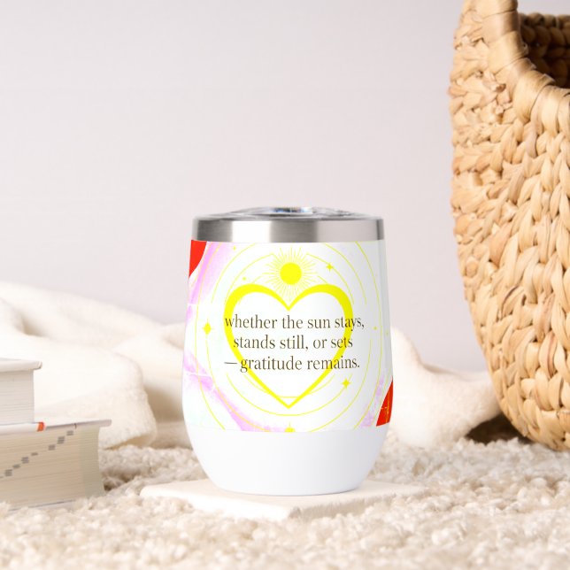 Love & Intention Kollektion | Gratitude Remains™ T (Wohnzimmer (gedreht))