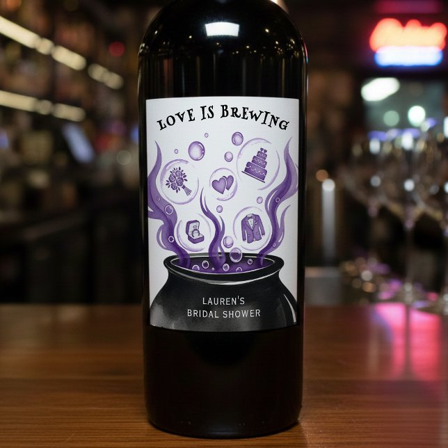 Love is Brewing Cauldron Halloween Baby Shower Weinetikett (Love is Brewing Cauldron Halloween Baby Shower Wine Label
)