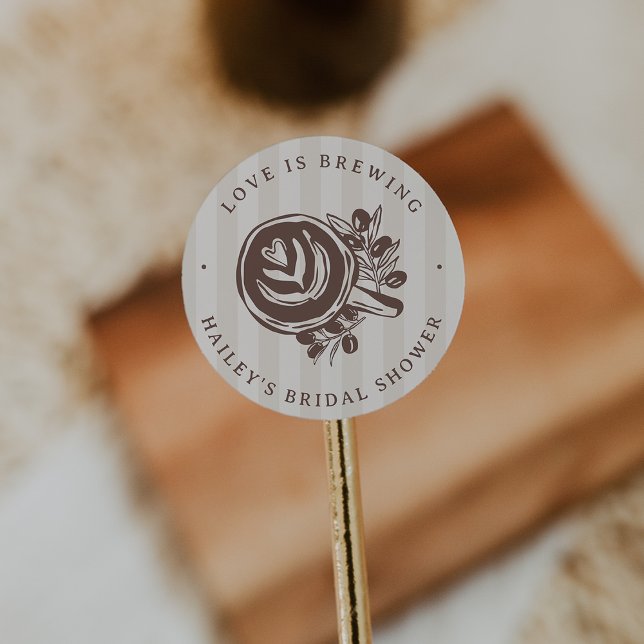 "Love is Brewing" Coffee Bridal Shower Favor Runder Aufkleber (Von Creator hochgeladen)