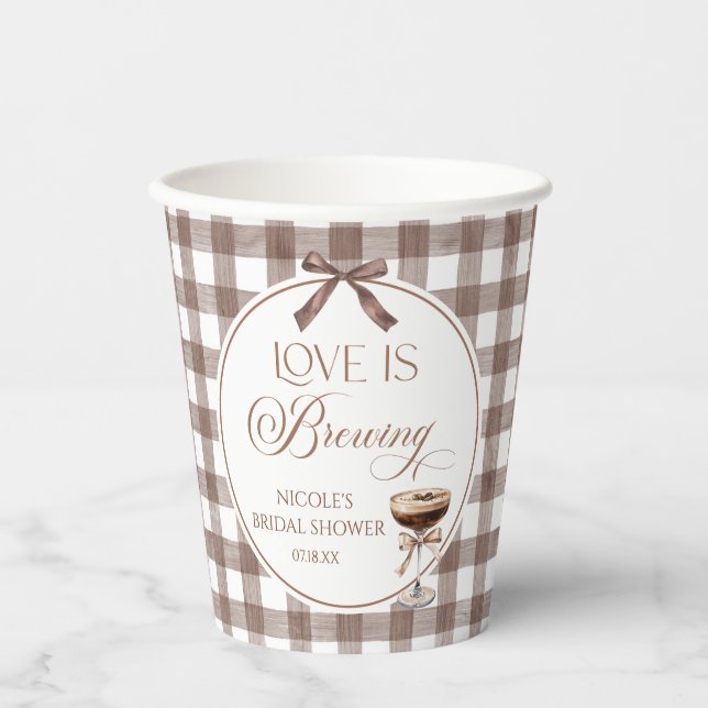 Love Is Brewing Expresso Martini Bow Bridal Shower Pappbecher (Vorderseite)