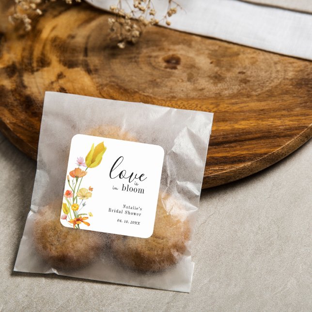 Love is in Bloom Spring Wildflower Bridal Shower Quadratischer Aufkleber (Von Creator hochgeladen)