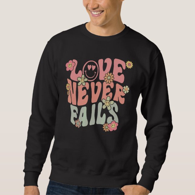 Love Never Fails With Words on Back Aesthetic Tren Sweatshirt (Vorderseite)