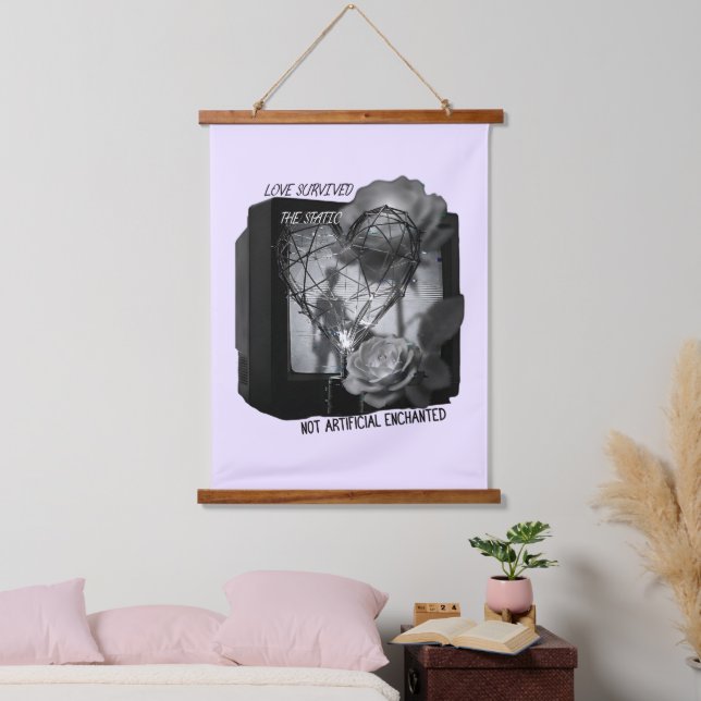 Love Survived the Static Wandteppich Mit Holzrahmen (Schlafzimmer)
