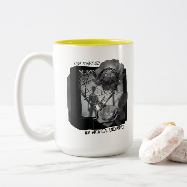 Love Survived the Static Zweifarbige Tasse (Mit Donut)