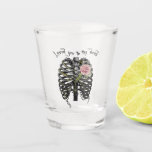 Love you to the Dead - Gothic Rib Cage Schnapsglas<br><div class="desc">Die Verschmelzung von Liebe und Sterblichkeit mit diesem evokativen Schussglas mit der Phrase "Loved You to the Dead" umarmen. Dieses Kunstwerk zeigt einen detaillierten Rippenkäfig, der mit einer zarten rosa Rose verziert ist, und symbolisiert eine lebenslange Zuneigung. Ideal für die Herbst- und Halloween-Saison, findet dieses Design seinen Widerhall bei jenen,...</div>