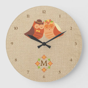 Lovebird-Owls auf der Burlap Monogram-Uhr Große Wanduhr