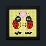 Lovebugs Picnic Erinnerungskiste<br><div class="desc">Hintergrund an der Tafel mit einem Paar Ladybugs "lovebugs"</div>