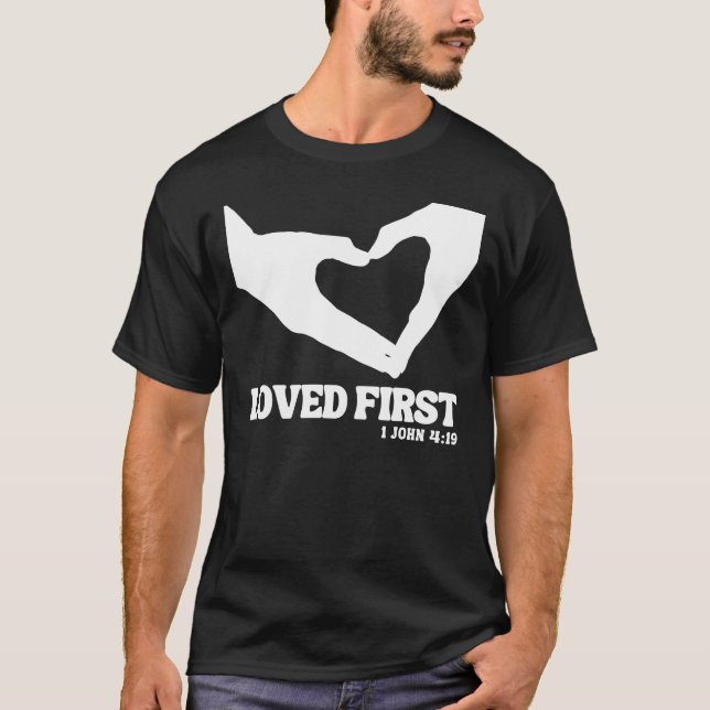 Loved First - 1 John 4:19 T-Shirt (Vorderseite)