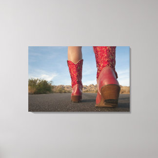 Low-angle-View der Frau, die Cowboystiefel trägt Leinwanddruck