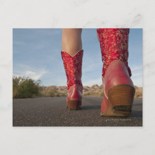 Low-angle-View der Frau, die Cowboystiefel trägt Postkarte