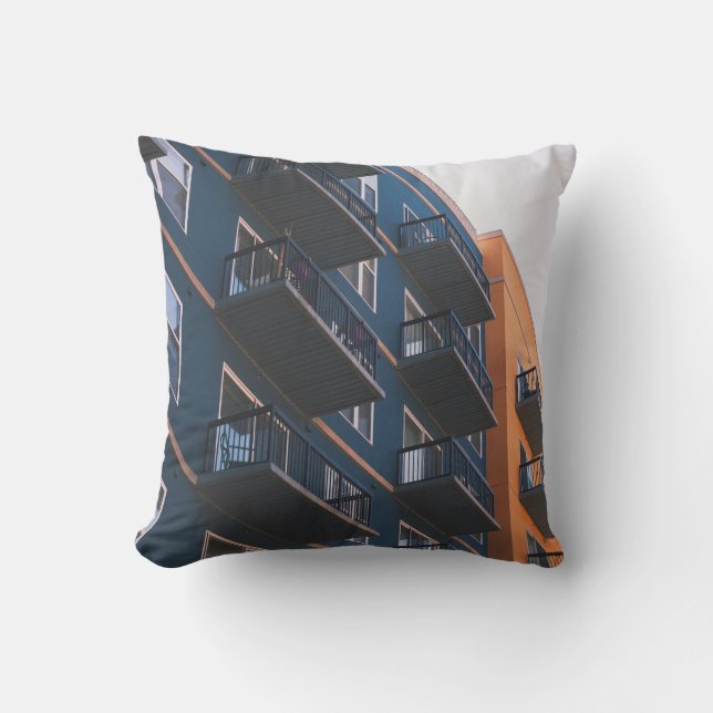 LOW ANGLE VIEW OF BUILDING KISSEN (Vorderseite)