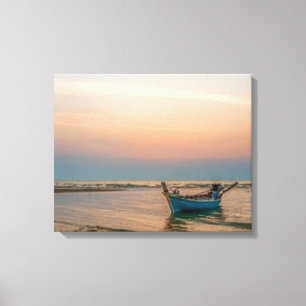 Low-Tide-Boot am Strand bei Sunset mehrere Größen Leinwanddruck