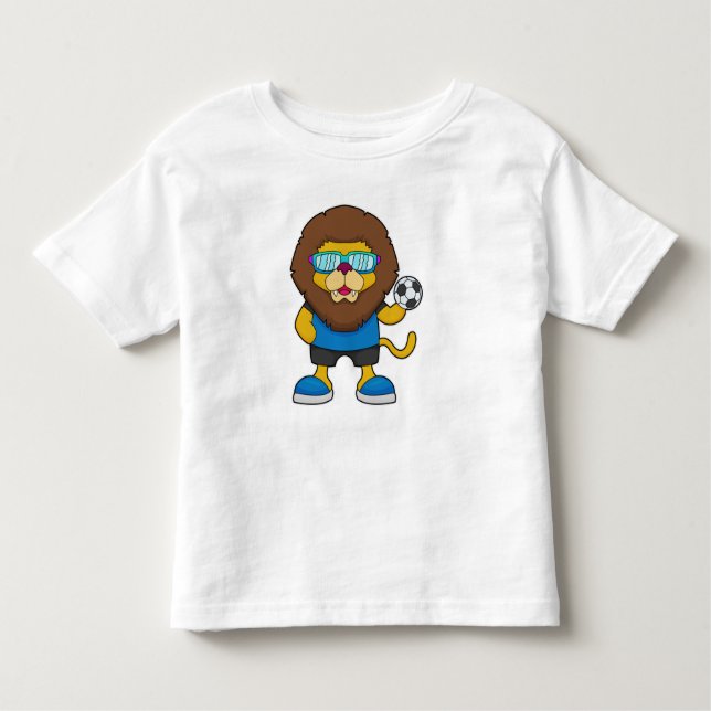 Löwe als Fußballspieler mit Fußball Kleinkind T-shirt (Vorderseite)