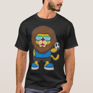 Löwe als Fußballspieler mit Fußball T-Shirt