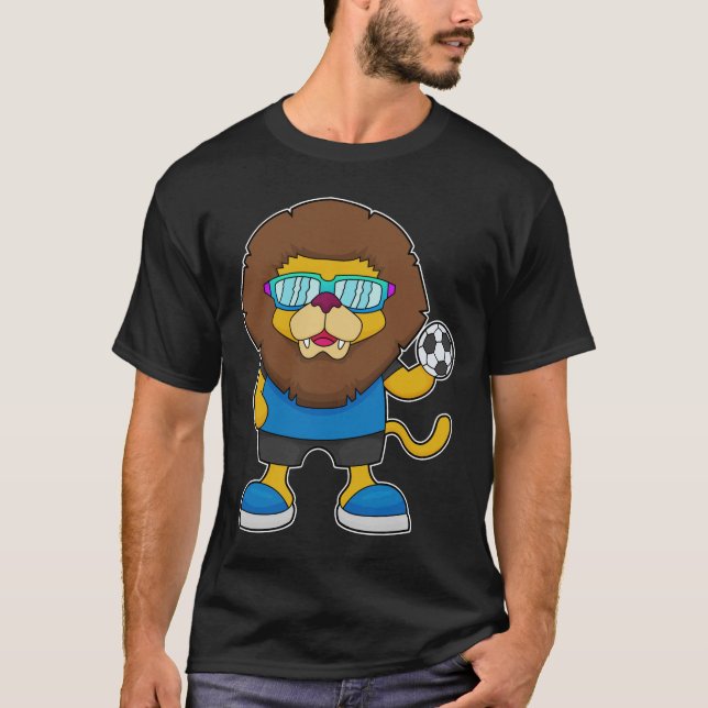 Löwe als Fußballspieler mit Fußball T-Shirt (Vorderseite)