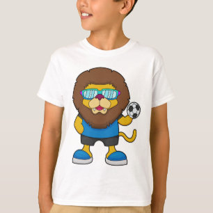 Löwe als Fußballspieler mit Fußball T-Shirt