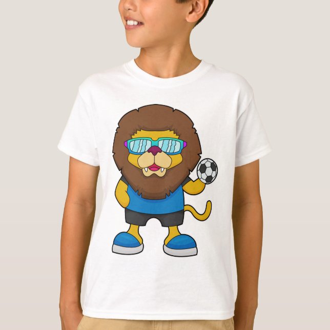 Löwe als Fußballspieler mit Fußball T-Shirt (Vorderseite)