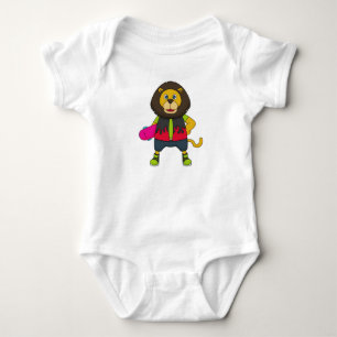 Löwe als Skater mit Skateboard Baby Strampler