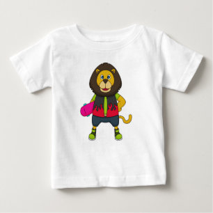 Löwe als Skater mit Skateboard Baby T-shirt