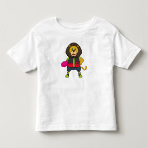 Löwe als Skater mit Skateboard Kleinkind T-shirt