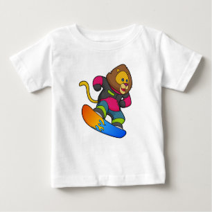 Löwe als Snowboarder mit Snowboard Baby T-shirt