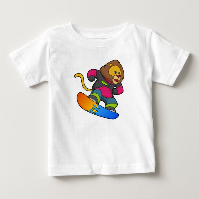 Löwe als Snowboarder mit Snowboard Baby T-shirt (Vorderseite)