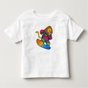 Löwe als Snowboarder mit Snowboard Kleinkind T-shirt