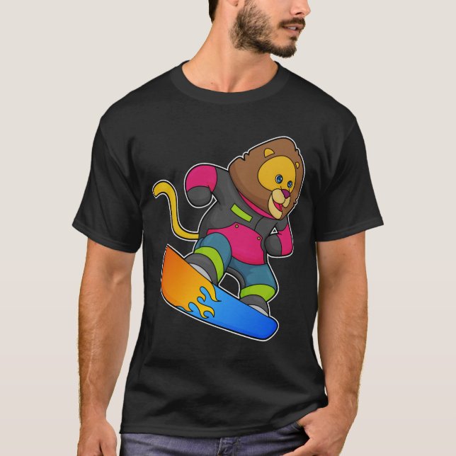 Löwe als Snowboarder mit Snowboard T-Shirt (Vorderseite)