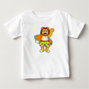 Löwe als Surfer mit Surfbrett Baby T-shirt