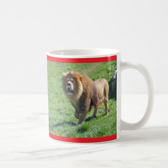 Löwe auf Gras Kaffeetasse (Rechts)