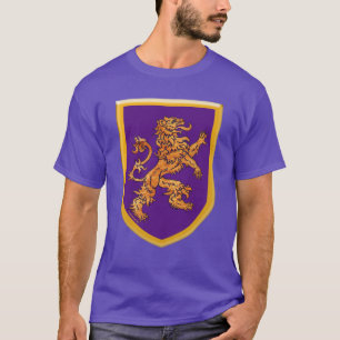 Löwe auf lila Schild T-Shirt