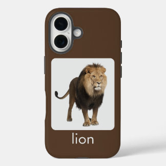 Löwe auf weiß und braun mit Text iPhone 16 Hülle